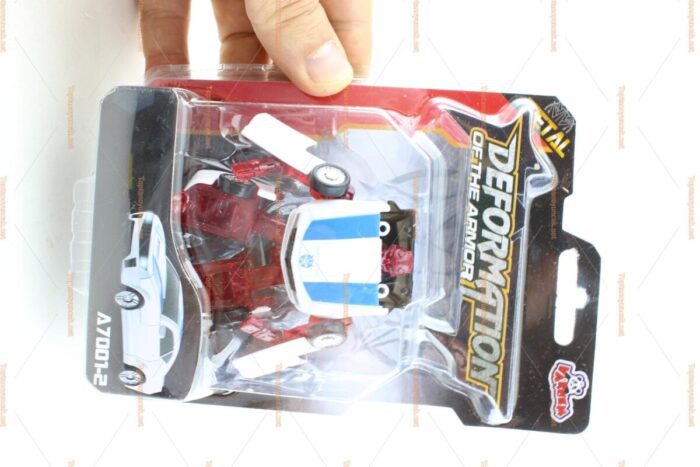 Robota dönüşen metal oyuncak araba